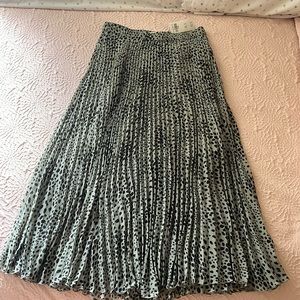 Printed pleated green midi skirt